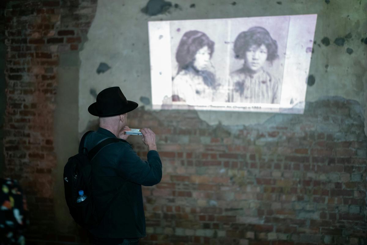 Night tour with projector