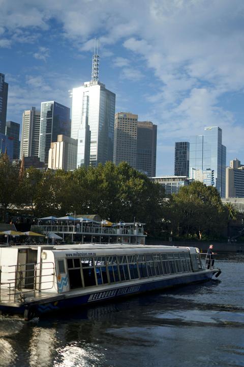 melbourne cruise along the yarra river
