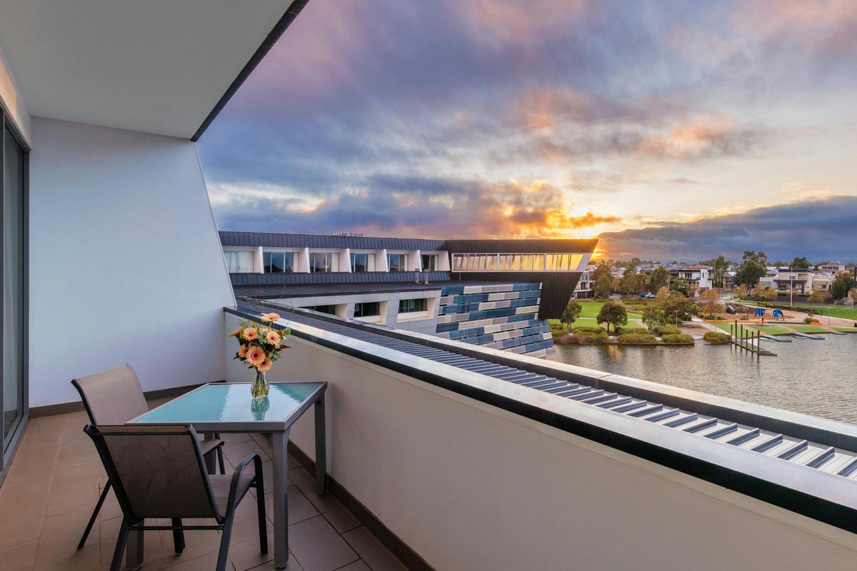 Panoramic Balcony with Lake View