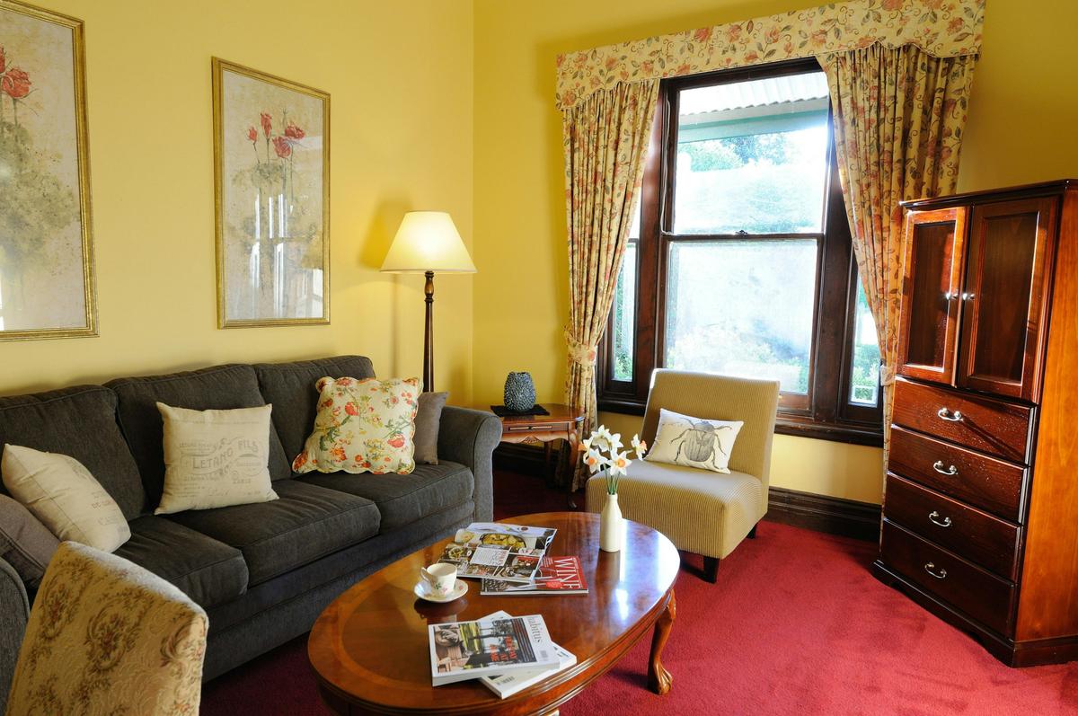 Merrijig Inn - King Suite lounge