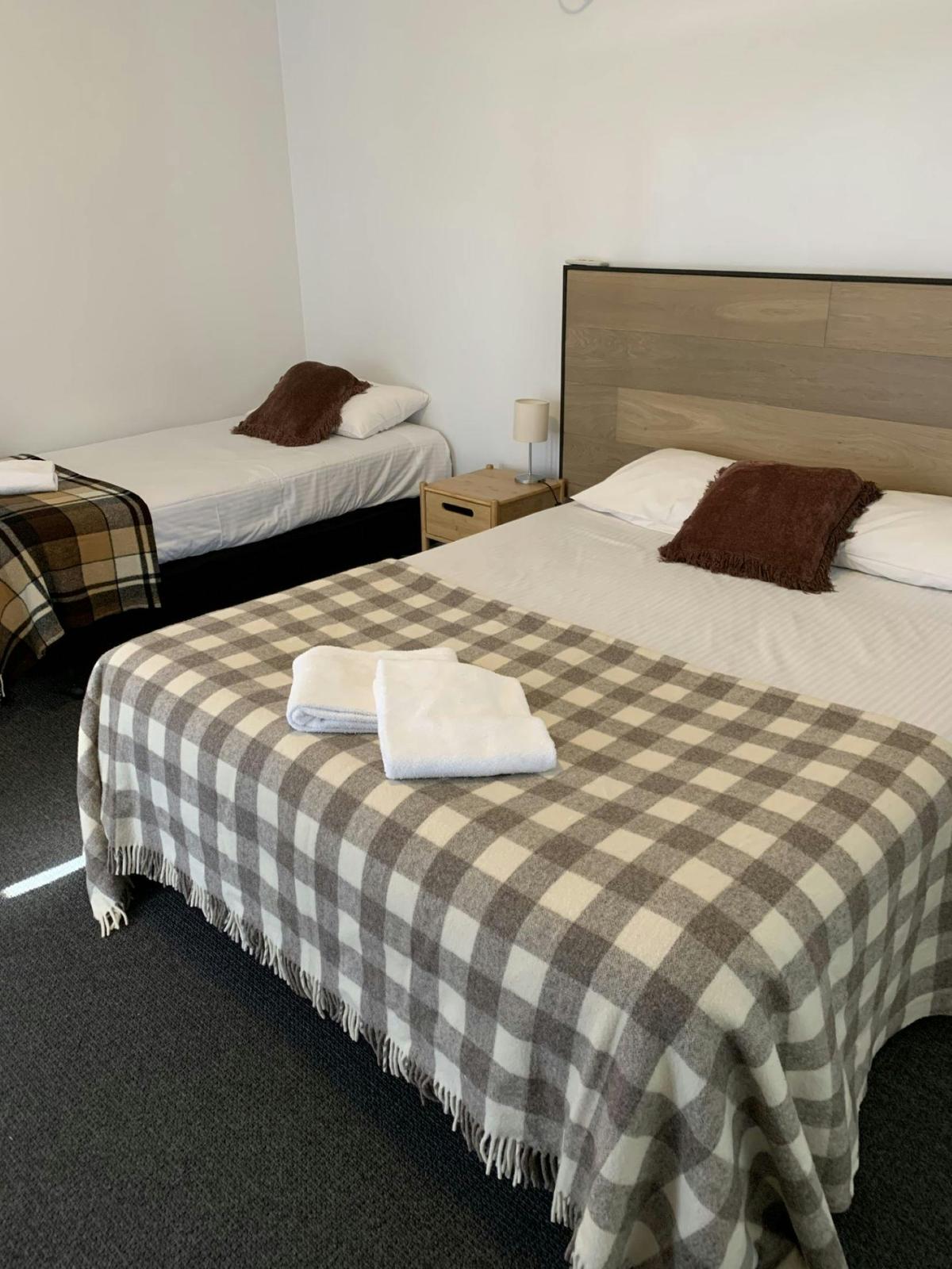 Queen bed + single bed