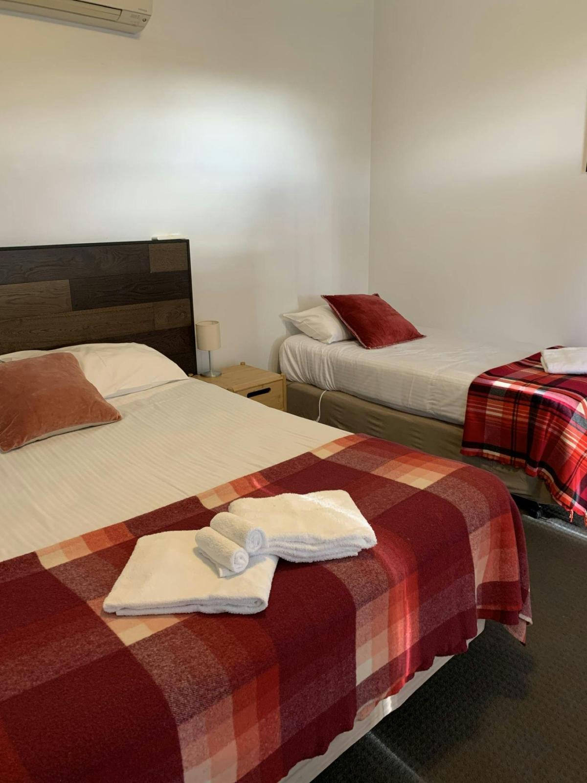 Queen bed + single bed