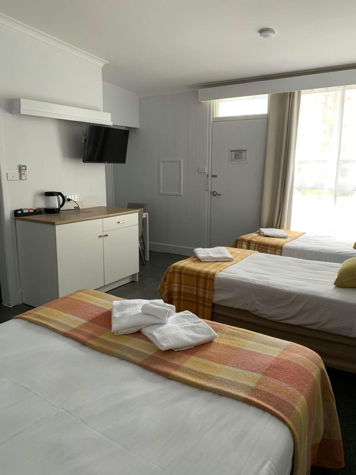 Microwave + fridge + table/chairs