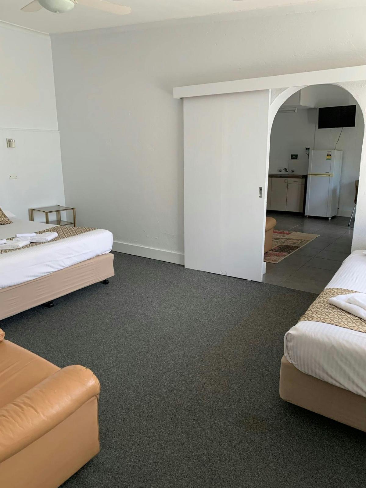 Queen bed + single bed