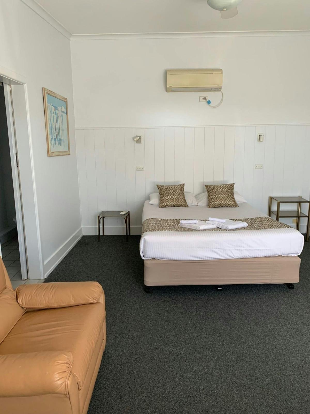 Queen bed + single bed