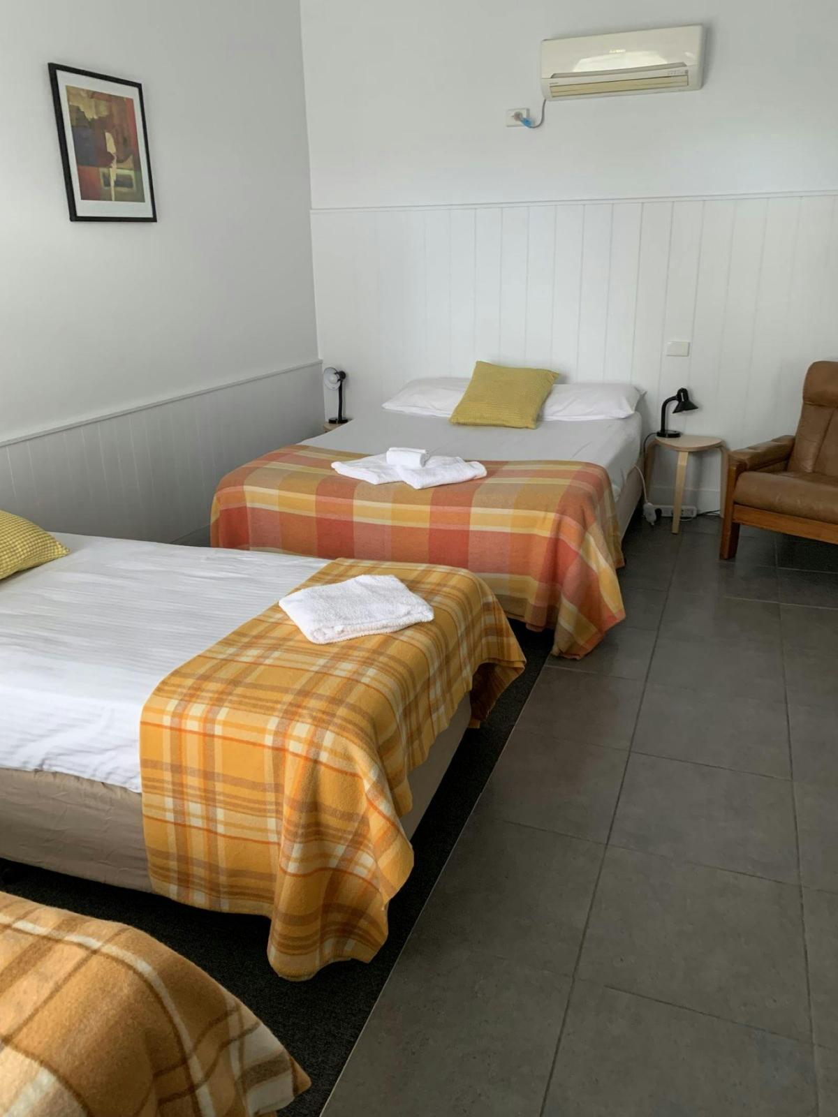 Queen bed + 2 single beds