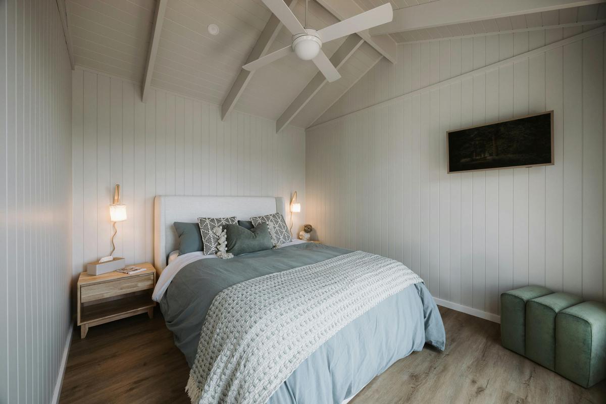 Queen Bed with Smart TV and views