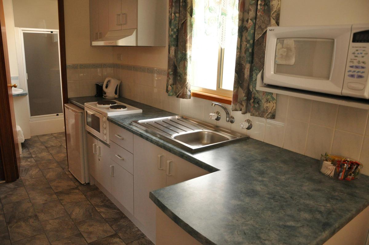 Miner's Retreat Motel Cabin Kitchen