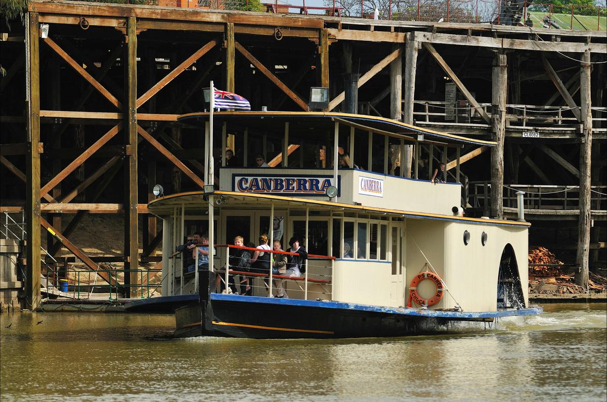 PS Canberra in front of Echuca Wharf