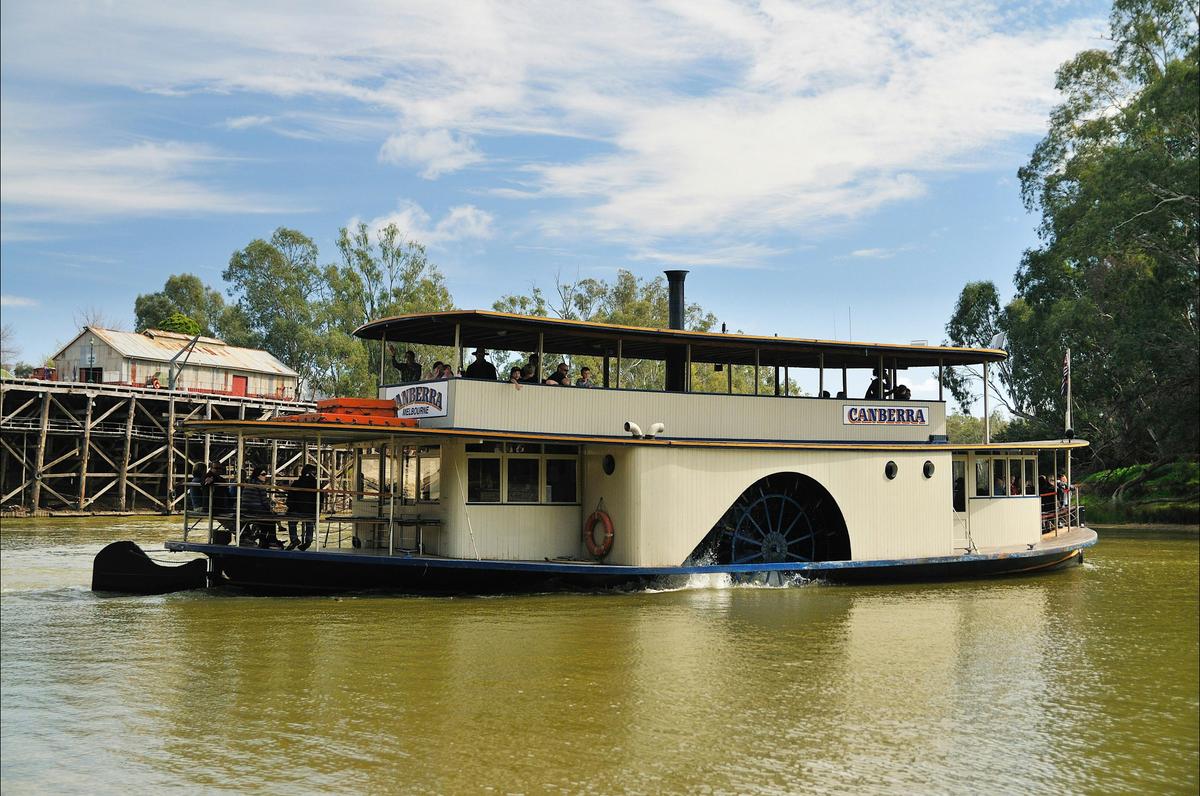 PS Canberra turing at Port of Echuca