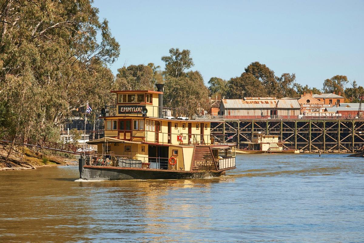 Emmylou Cruising Echuca Wharf