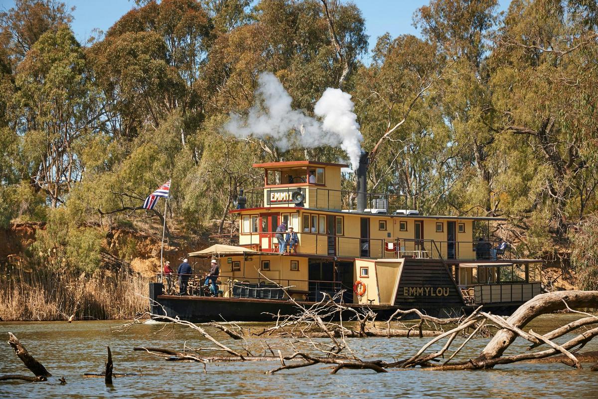 Emmylou on Murray River