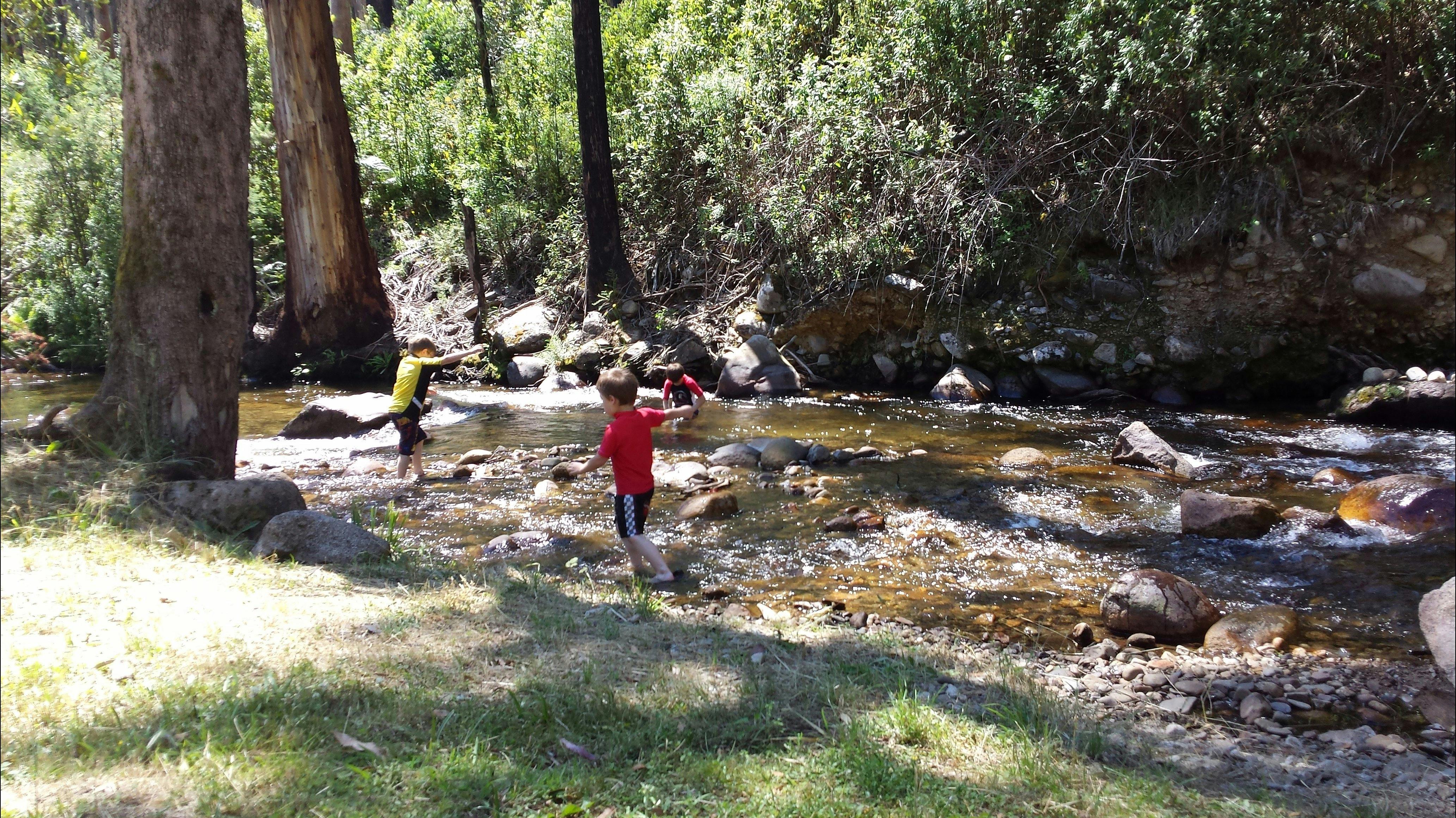 Delatite River rocky pools at Mirimbah Park
