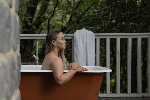 Alfresco bathing on the Cottage deck at Mirador Springs Retreat