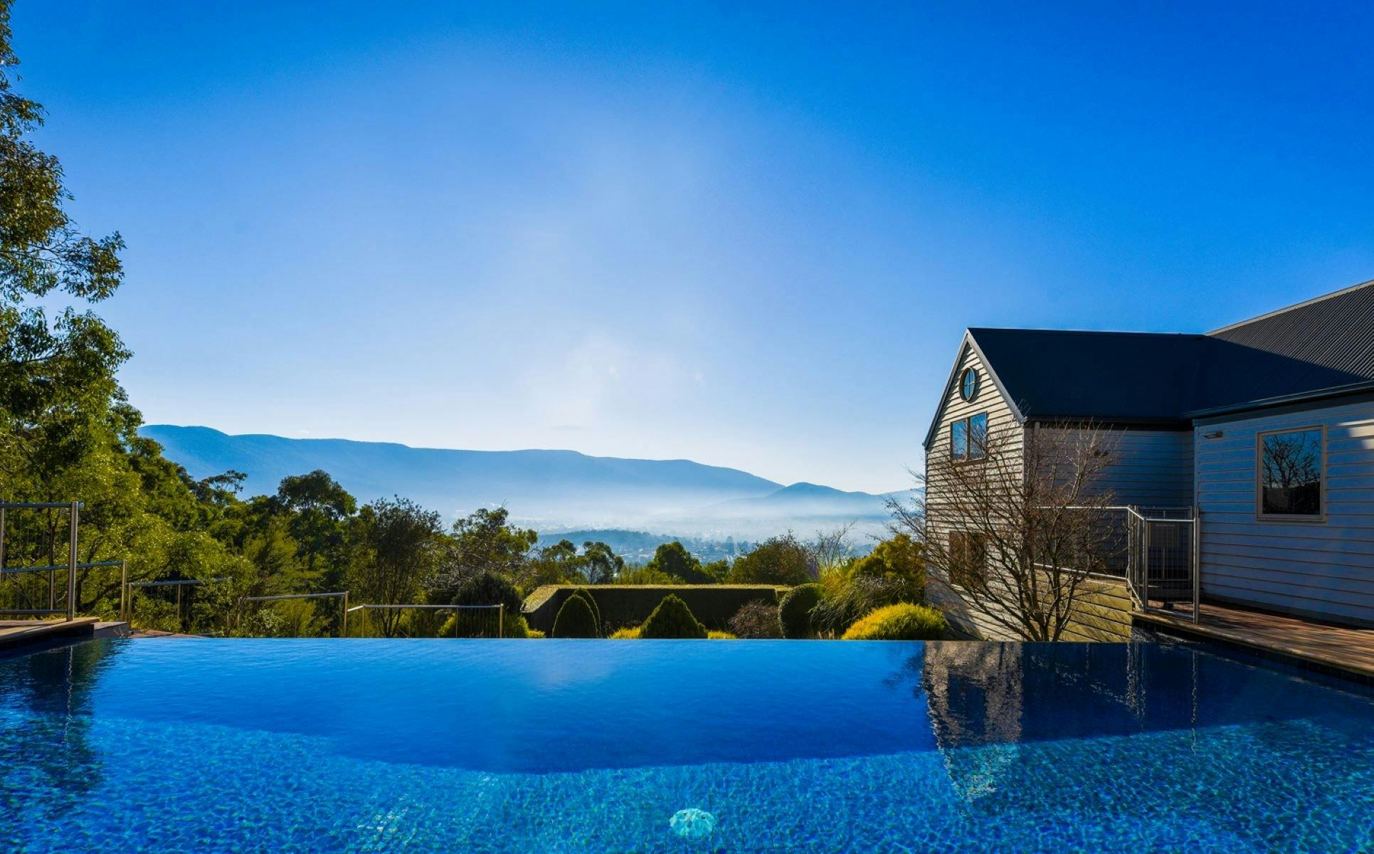 Horizon edge pool overlooking Mount Donna Buang, tranquility and amazing view