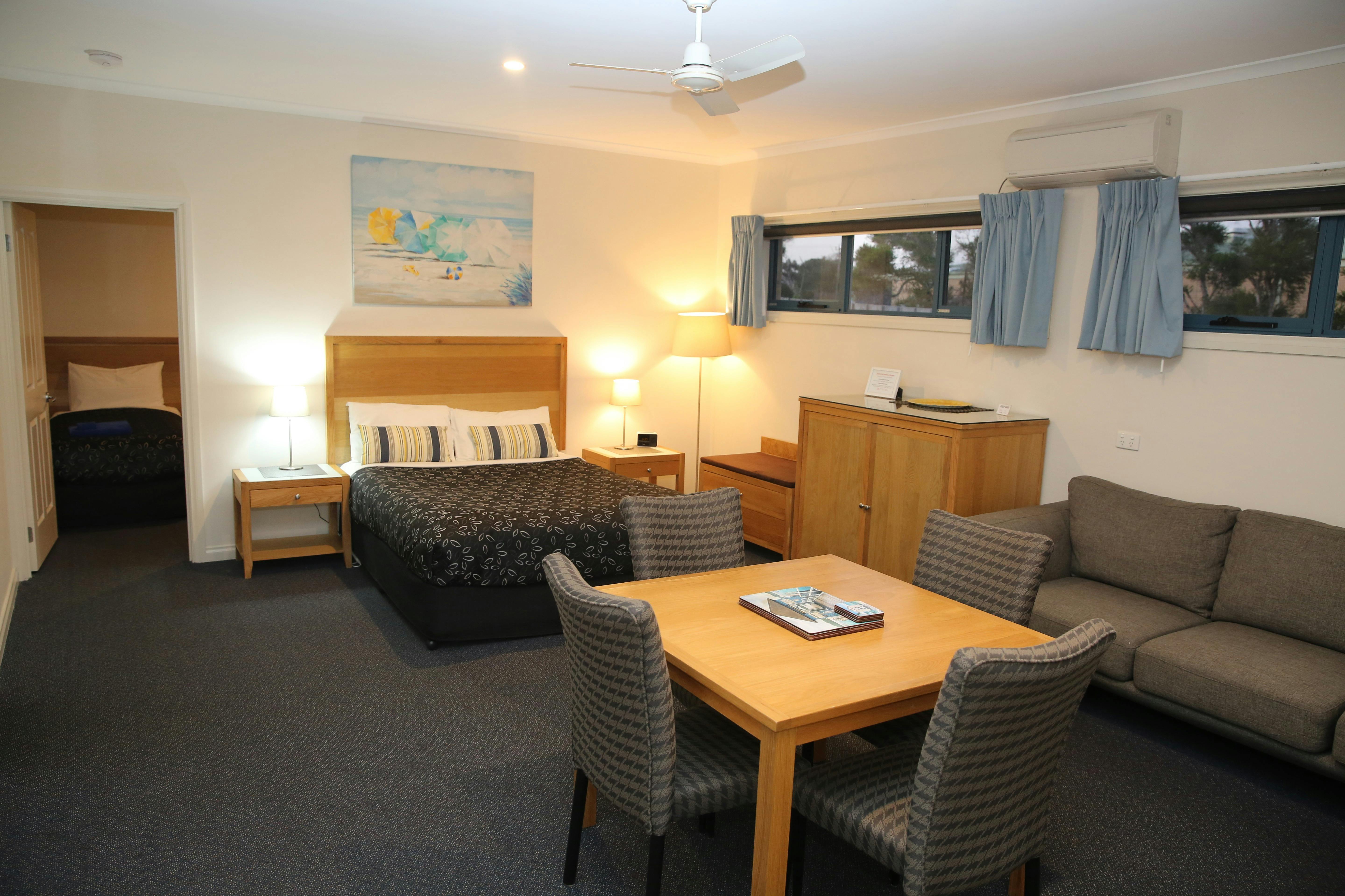 Family Room (sleeps 5) Spacious and comfortable