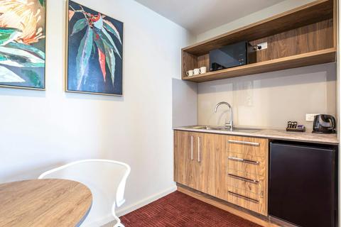 Queen Suite - kitchenette and dining