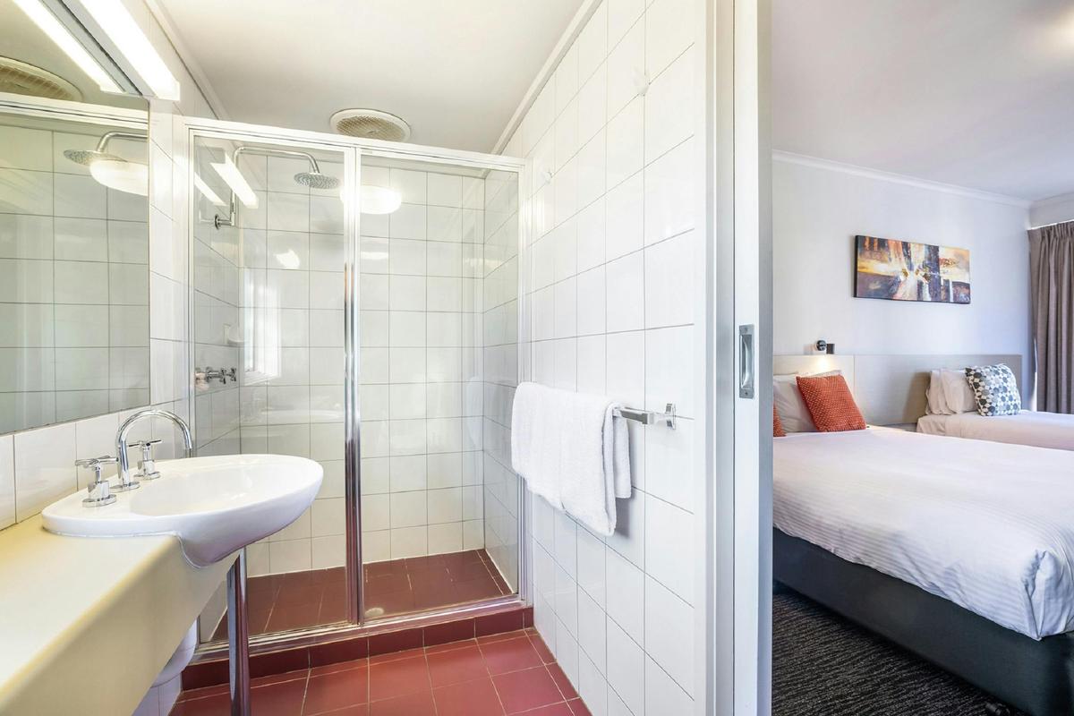 Studio Queen & Single