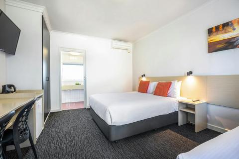 Studio Queen & Single