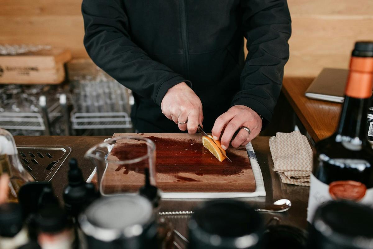 Orange garnishes for mulled cider