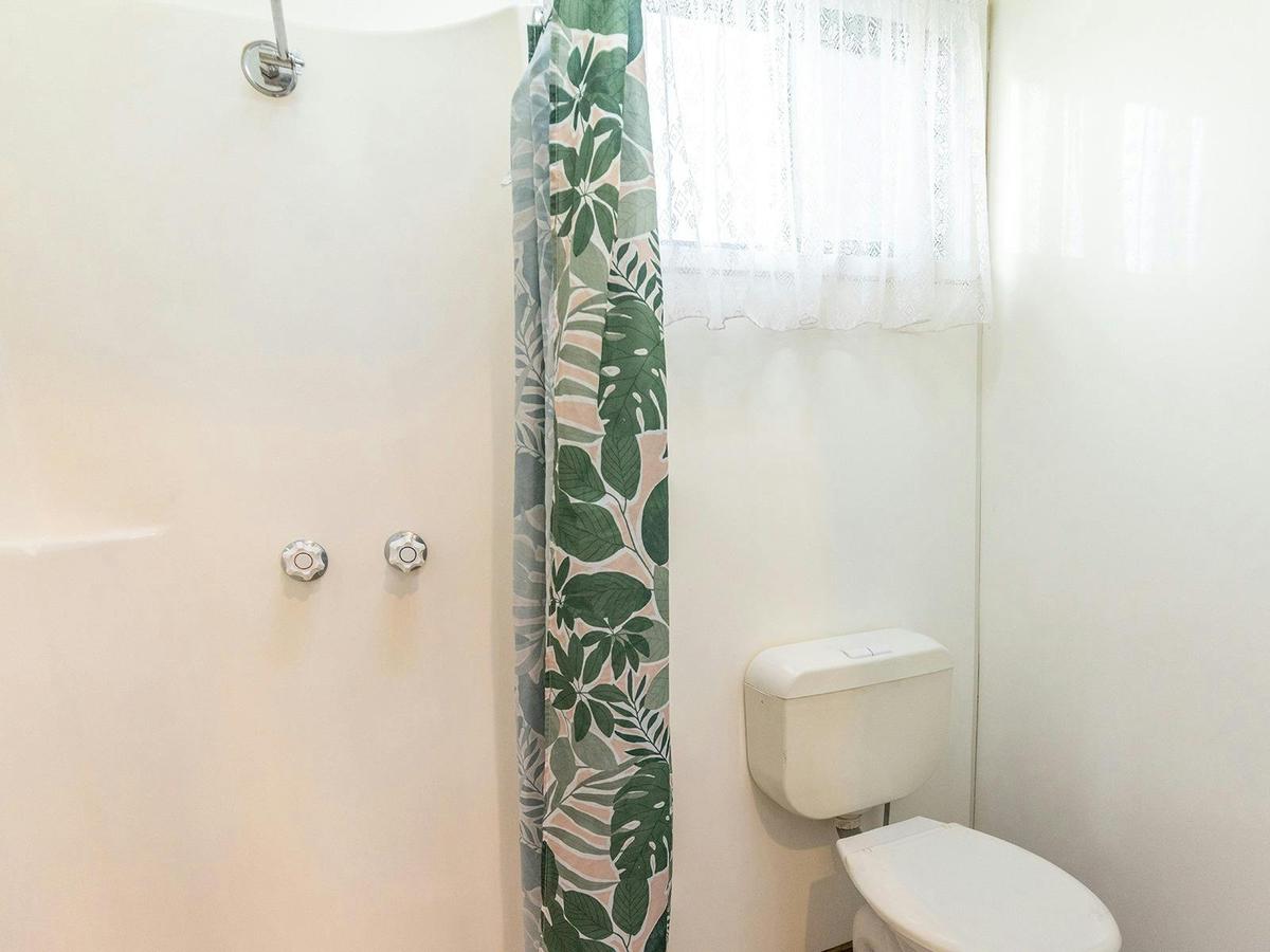 Budget Family Cabin - Bathroom