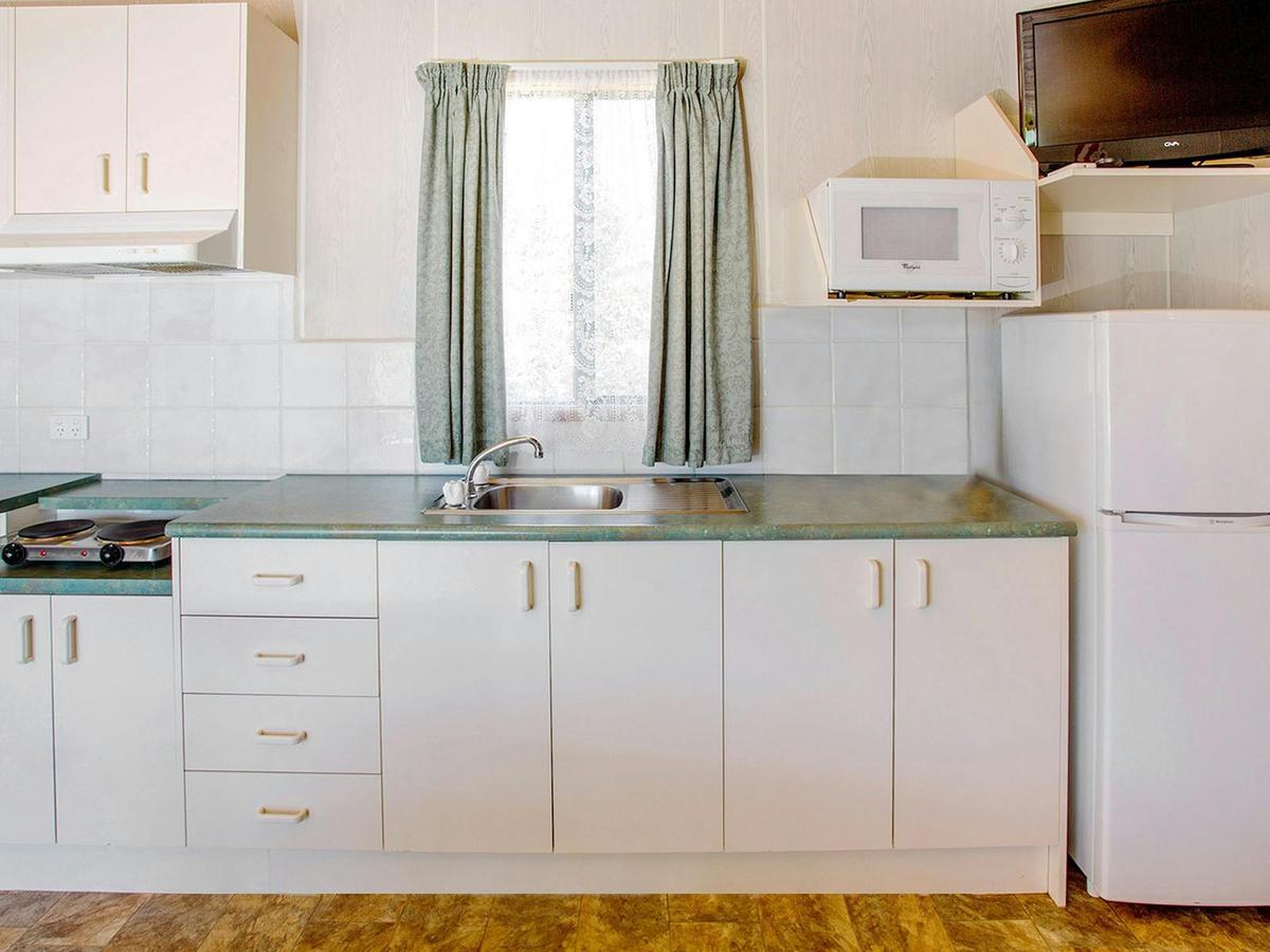 2 Bedroom Cabin Pet Friendly - Kitchen