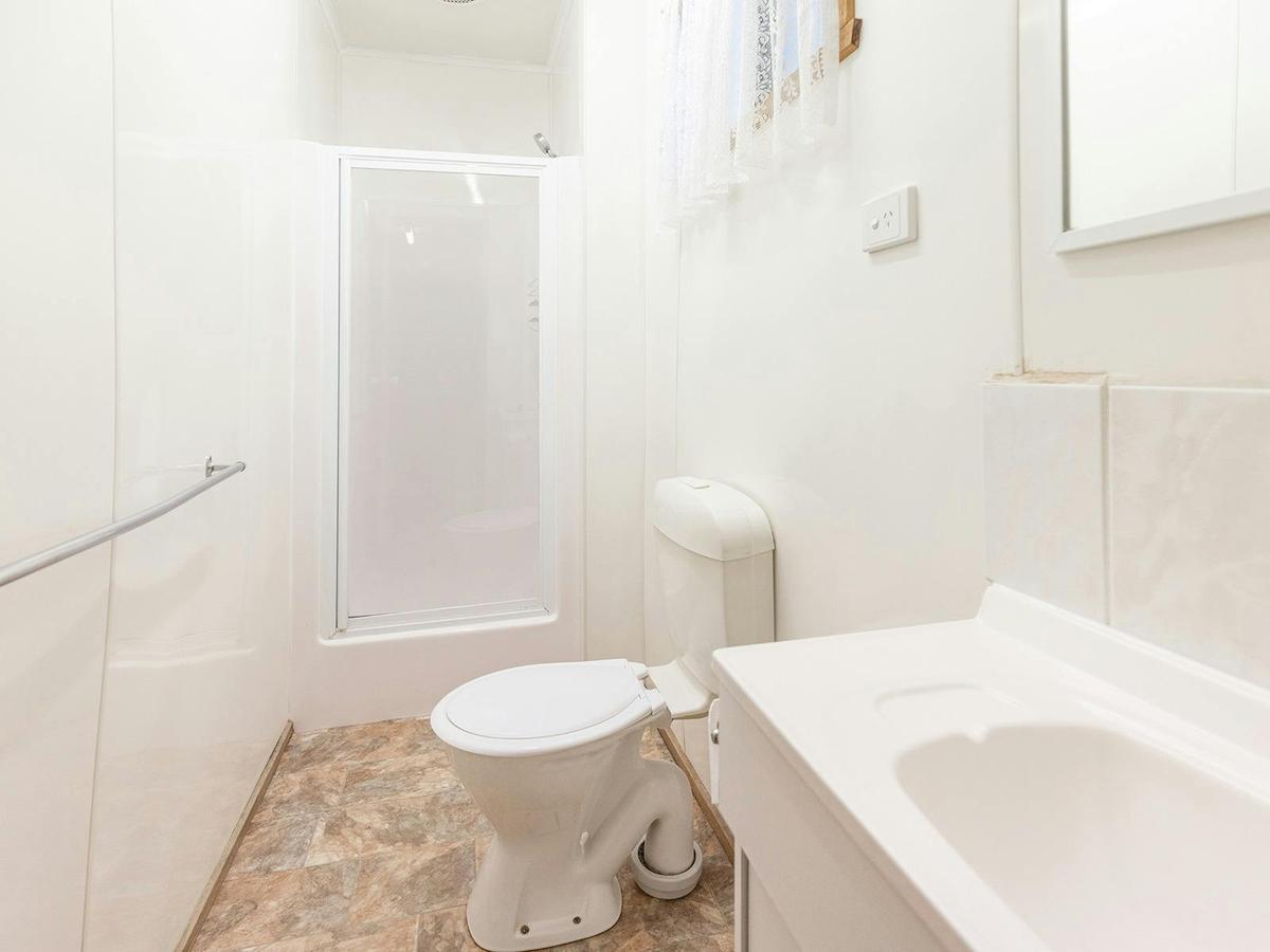 2 Bedroom Cabin Pet Friendly - Bathroom