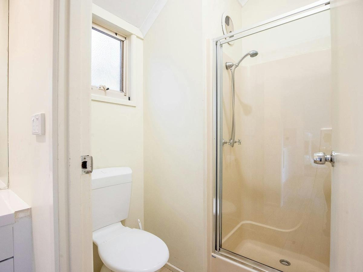 River Cabin - Bathroom