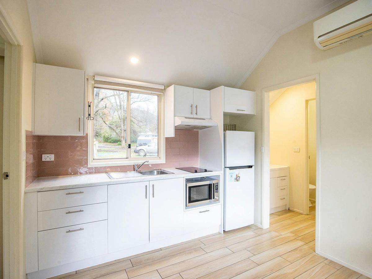 River Cabin - Kitchen