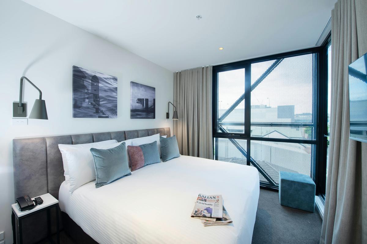 Bedroom with King bed or 2 x single beds