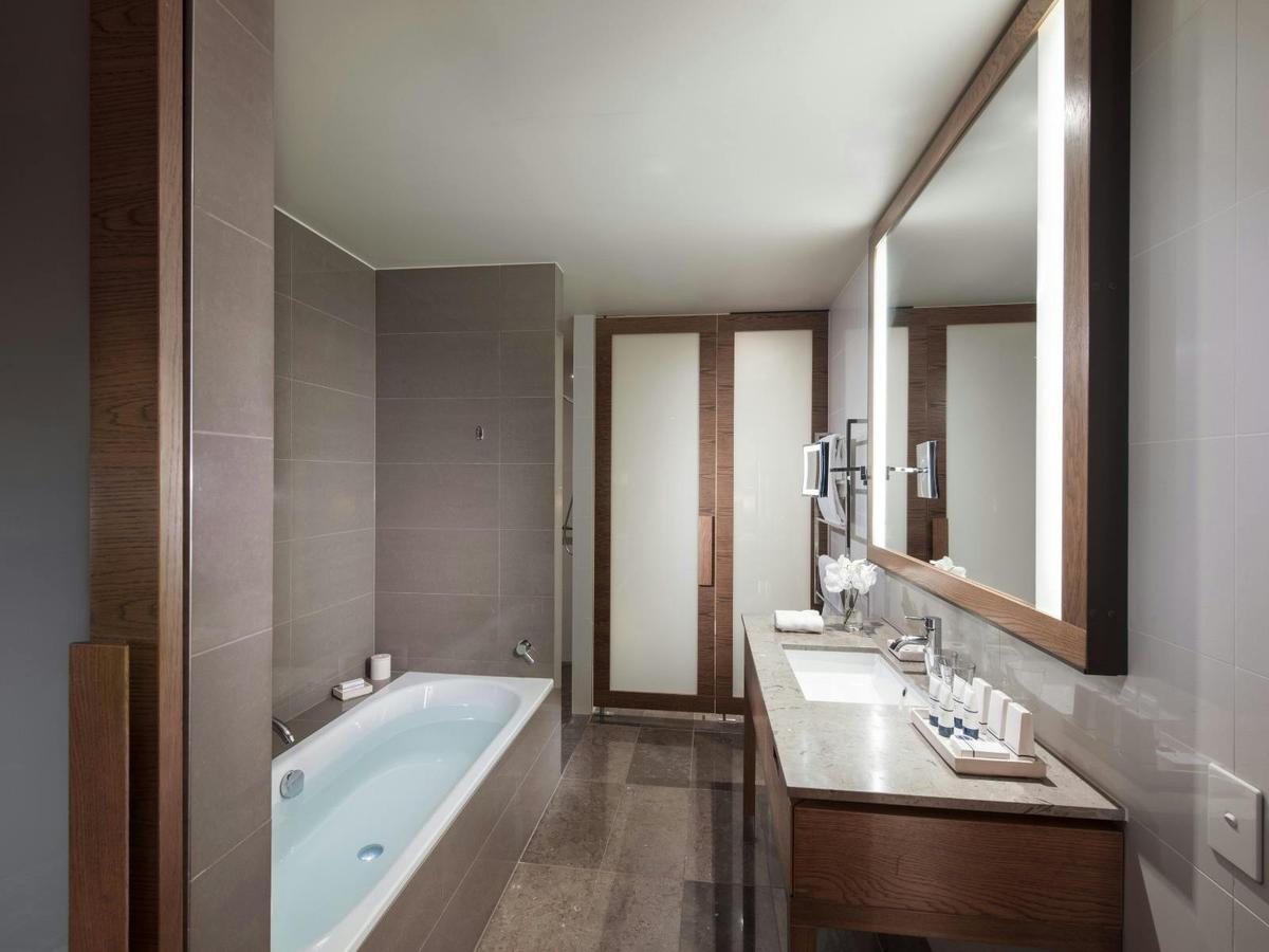 Family Queen Bathroom