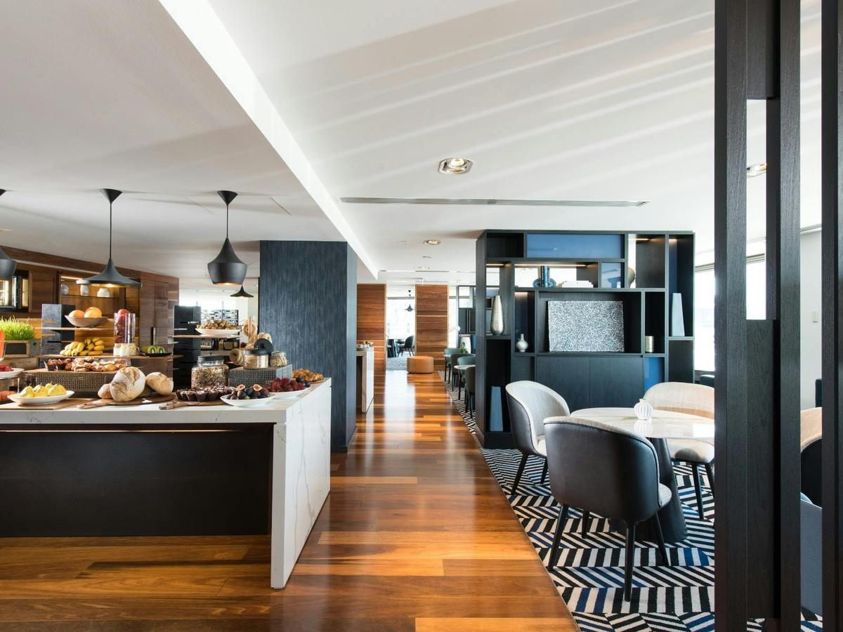 Pacific Club Lounge
