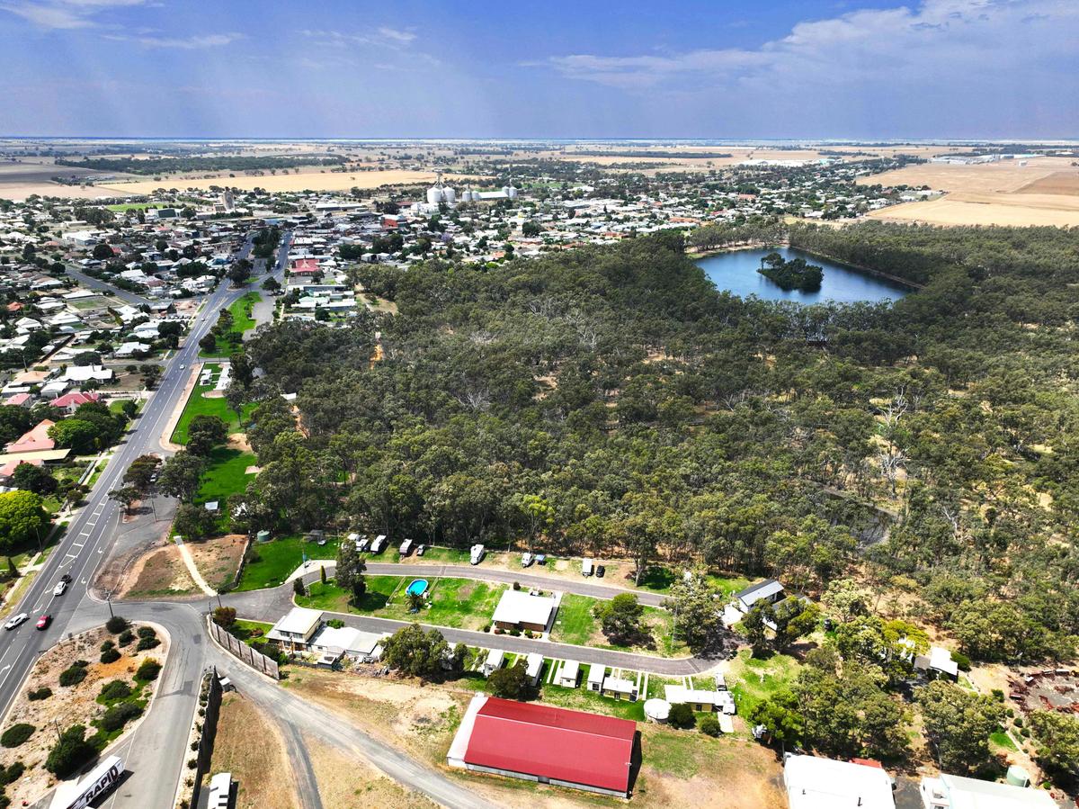 Nhill Holiday Park and Nhill lake