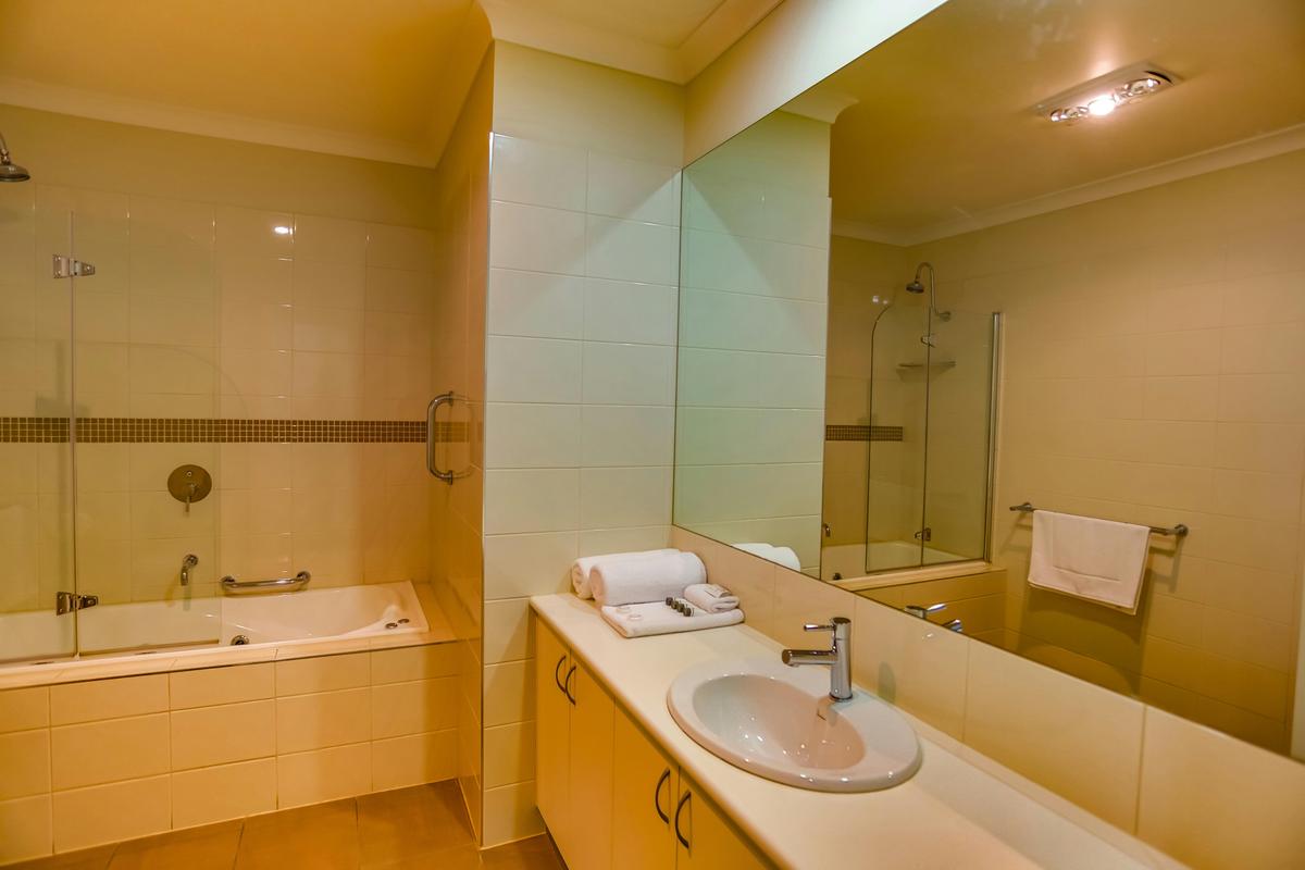 1 Bedroom Apt Bathroom