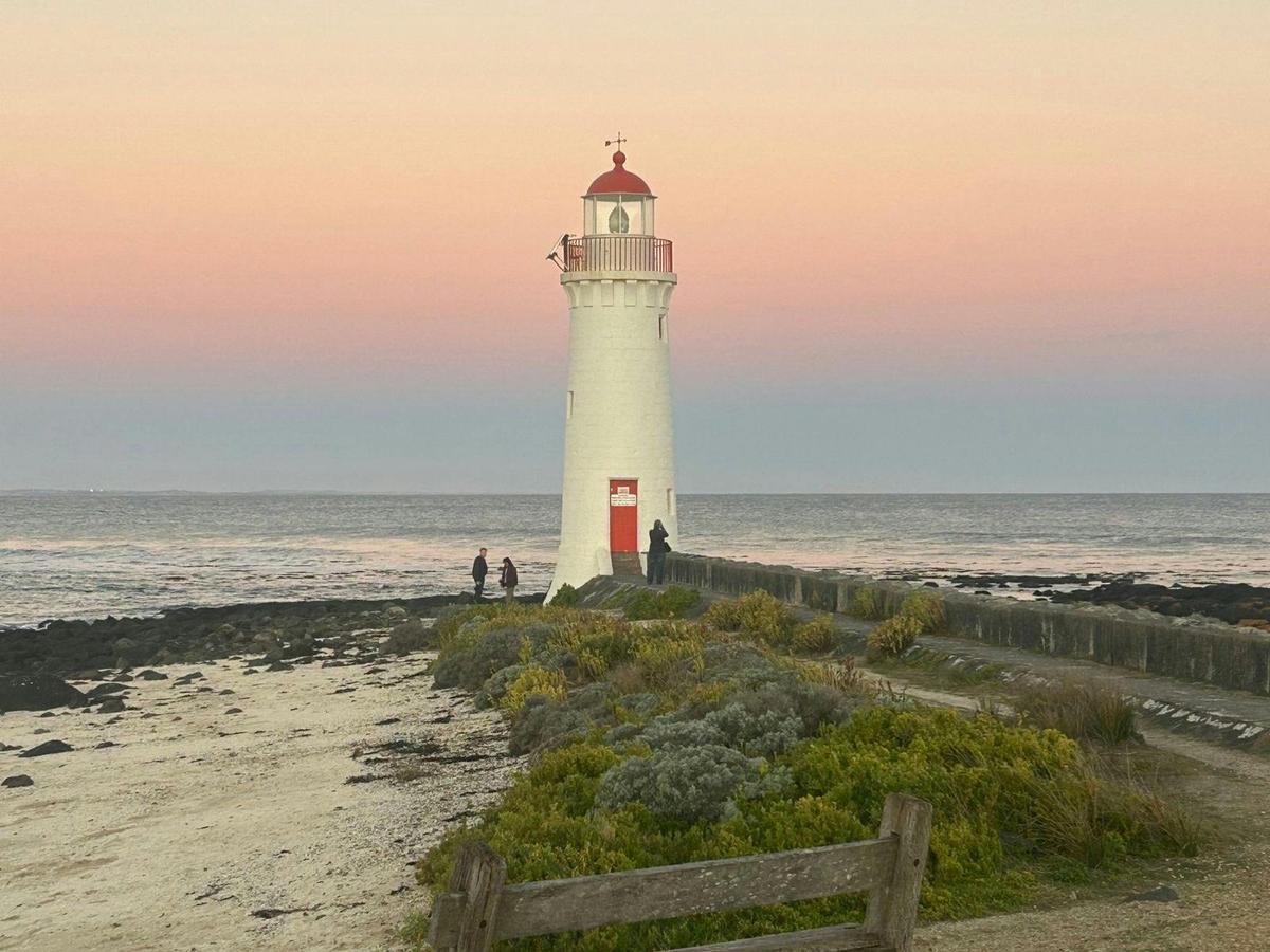 Brushstrokes, Books and Bluestone in Port Fairy - Art Walking Tour