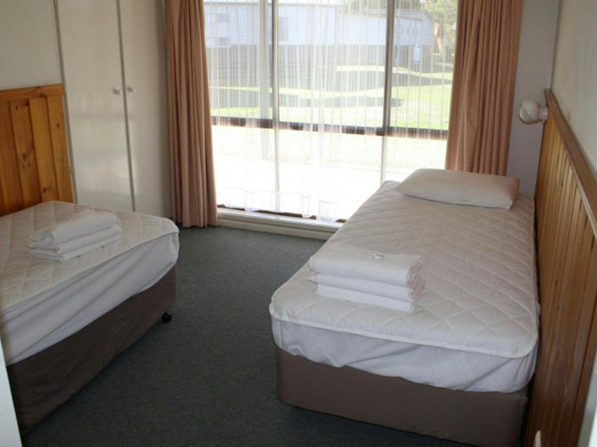 NRMA_HG-1901-Two-Bedroom-Cabin-Sleeps5