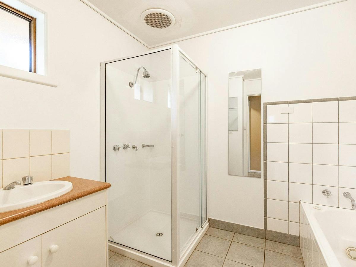 Family Spa Cabin | Bathroom