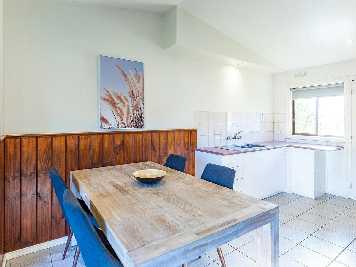 Spa Cabin | Dining & Kitchen