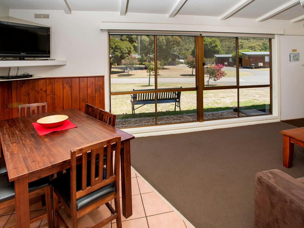 NRMA_HG-1901-Two-Bedroom-Cabin-Sleeps5