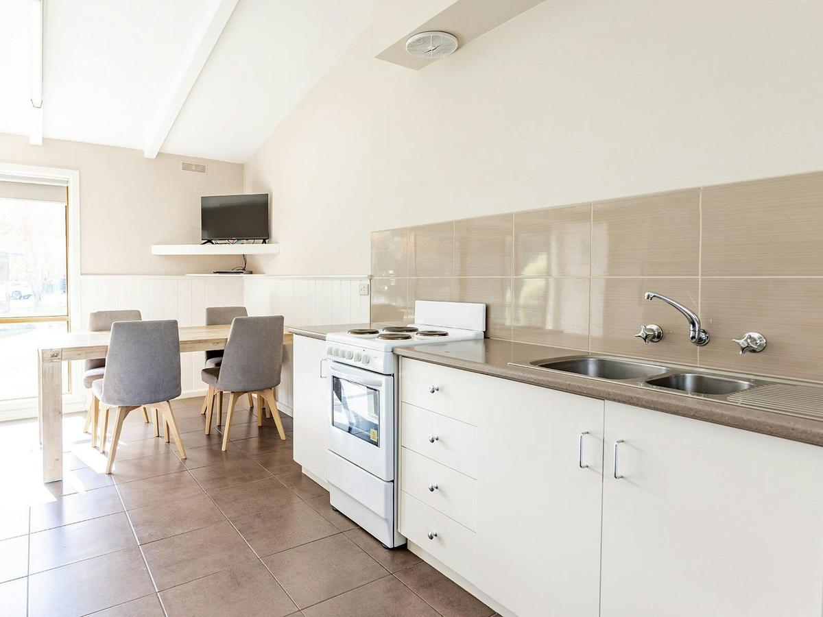 One Bedroom Cabin | Kitchen & Dining