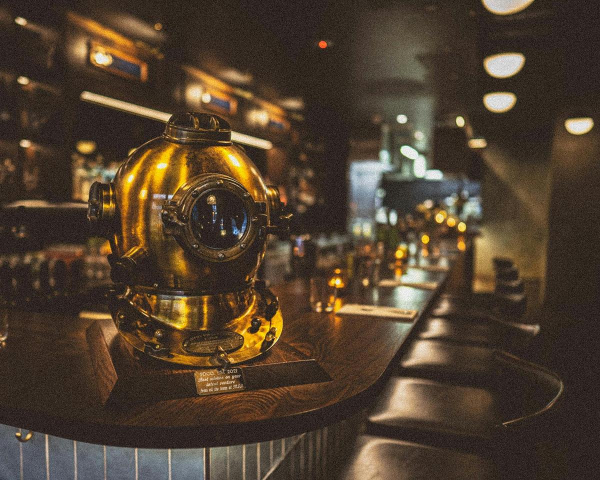 Pearl Diver Bar with helmet