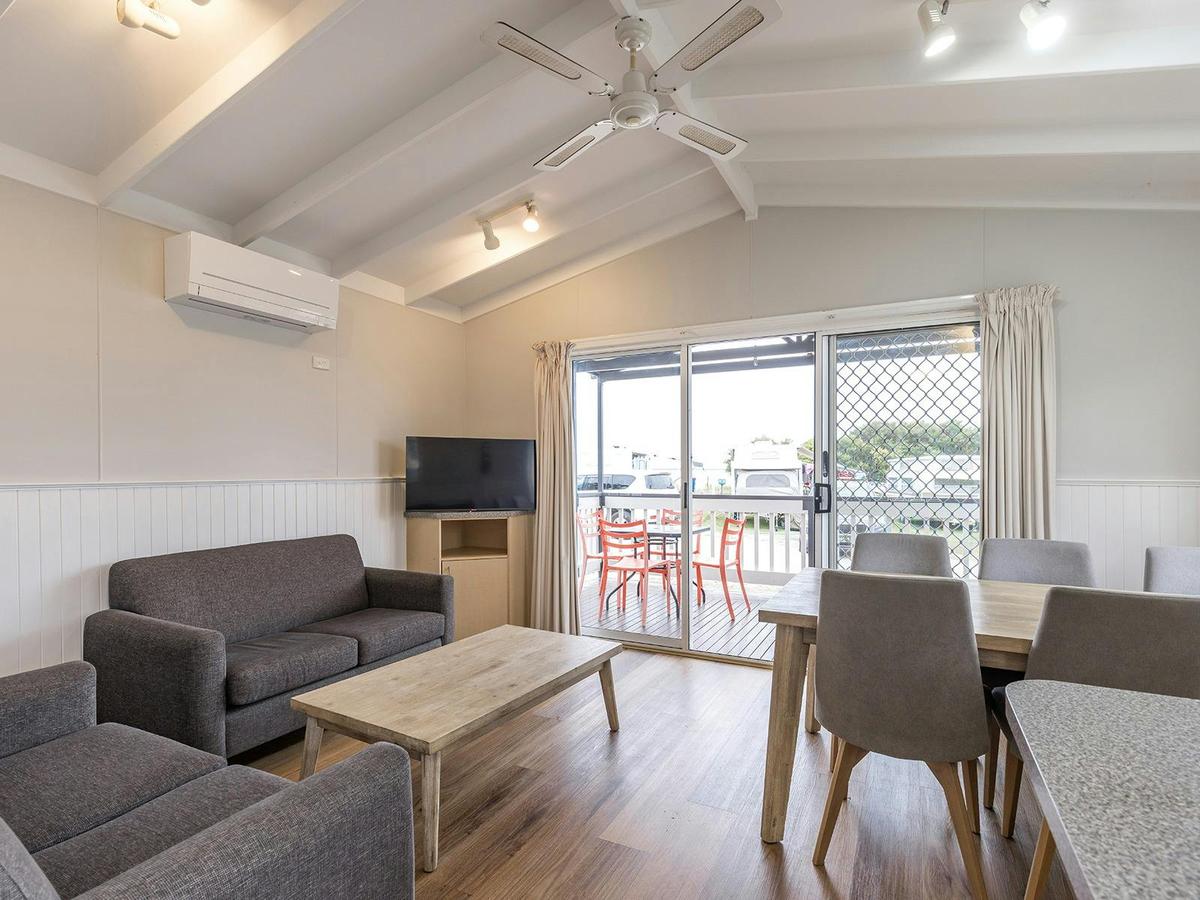 Pelican Cabin | Lounge & Dining