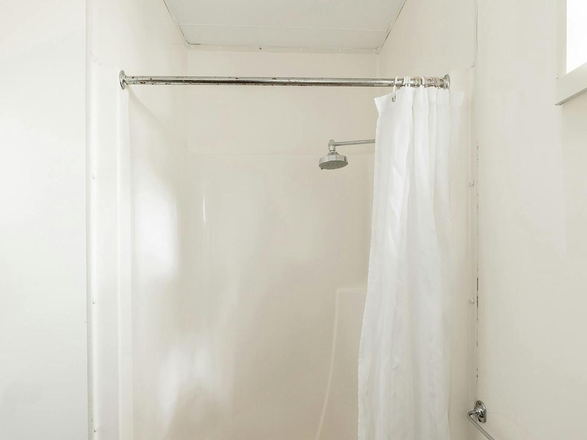 Ibis Cabin Pet Friendly | Bathroom