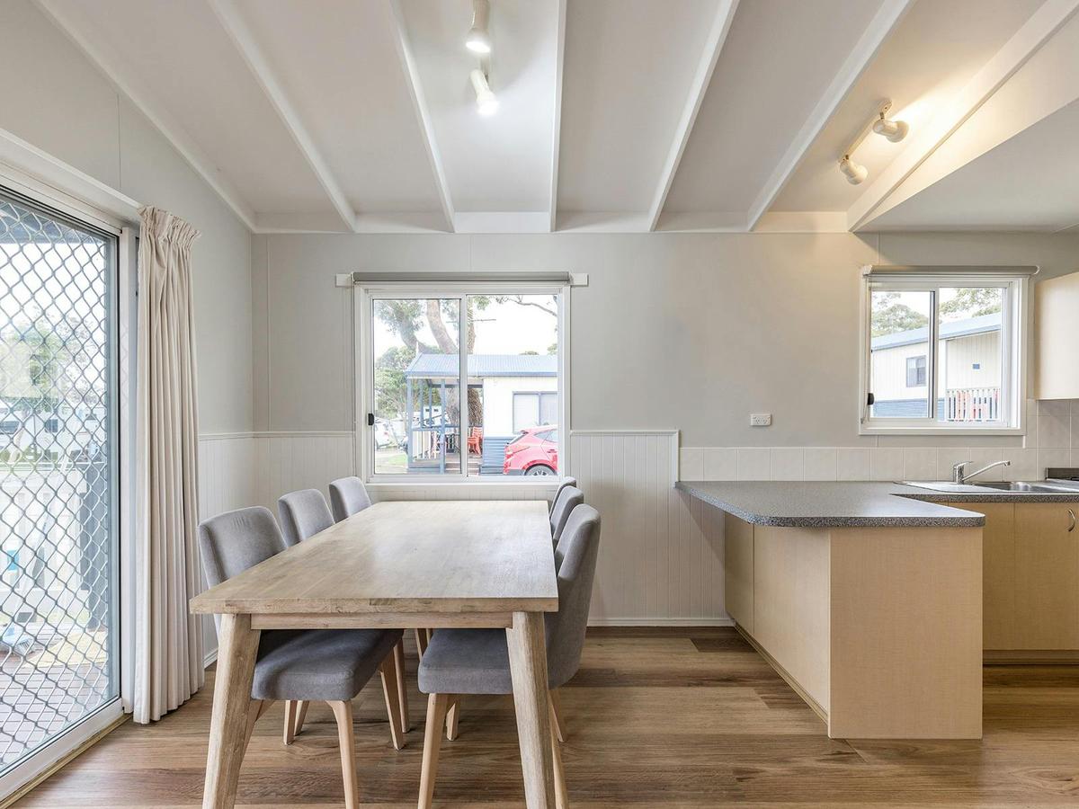 Pelican Cabin | Dining