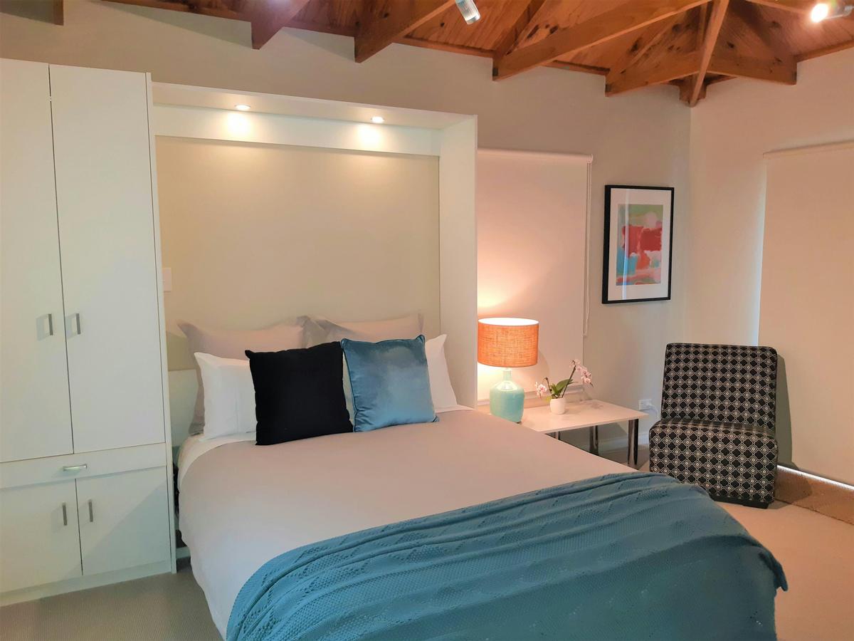 Queen bed. Apartment 2.