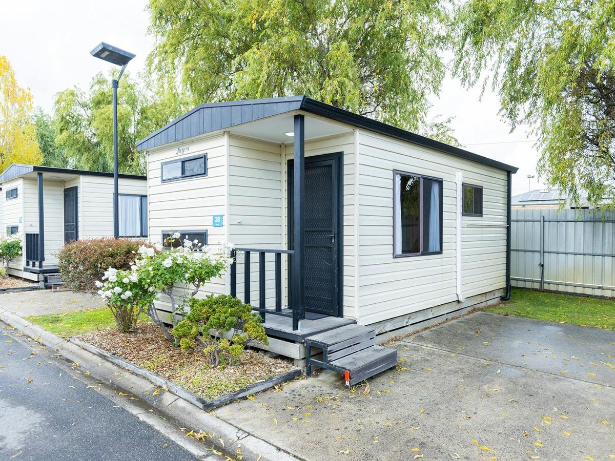 Studio Cabin | Exterior with Parking