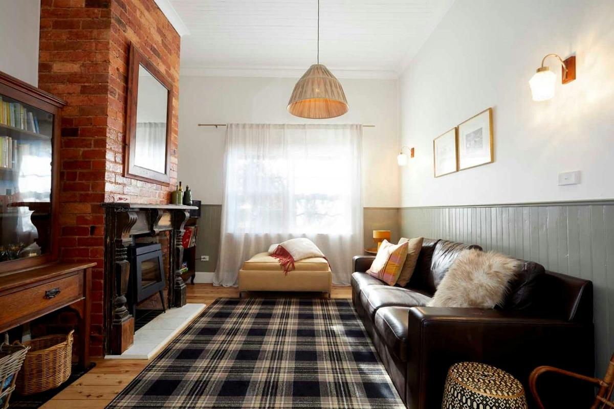 Middle loungeroom