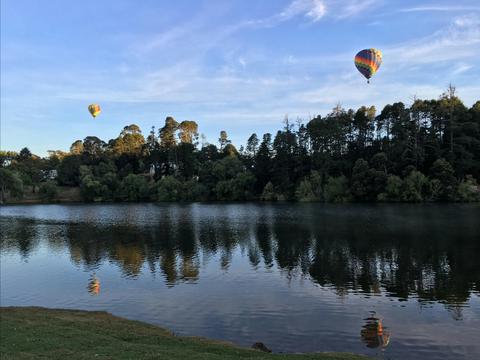 Lake Daylesford with hot air balloons