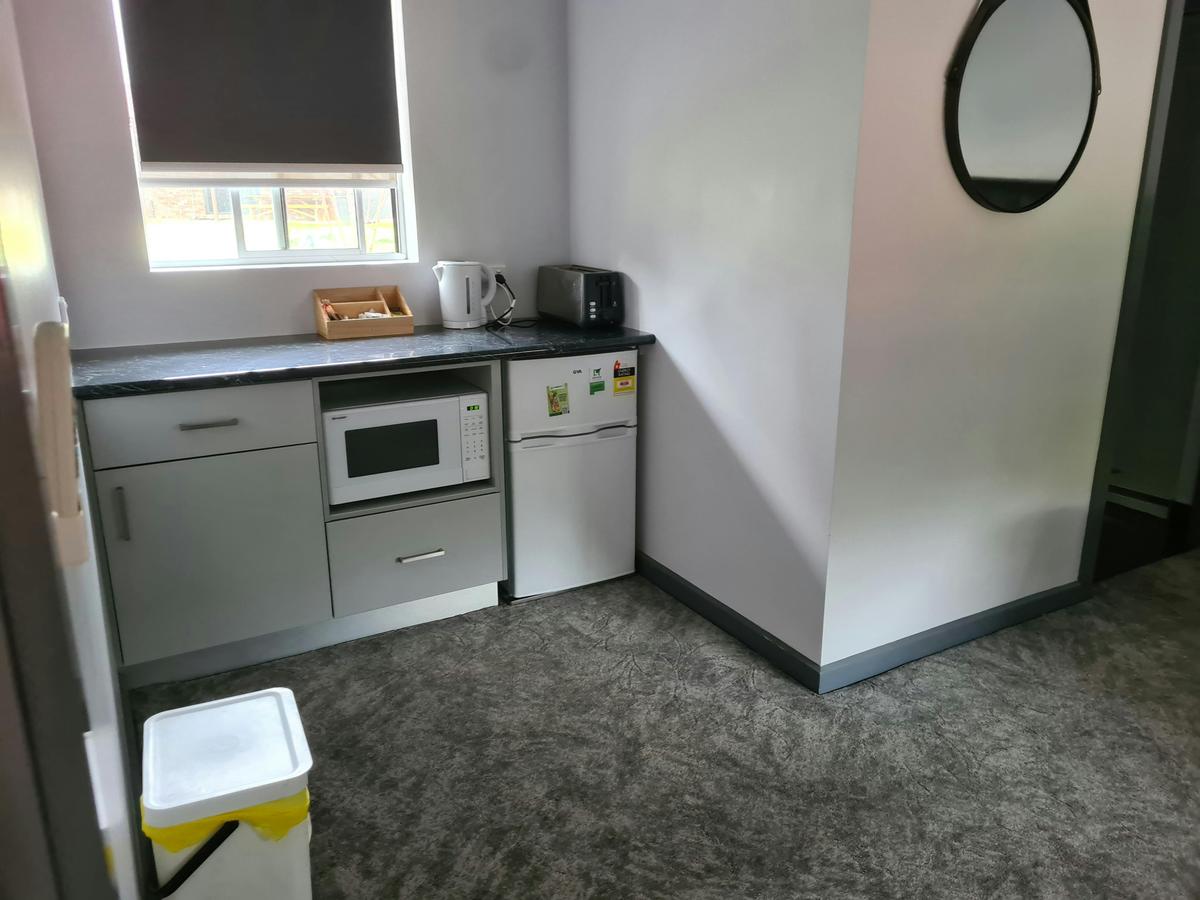 Kitchenette one bedroom motel