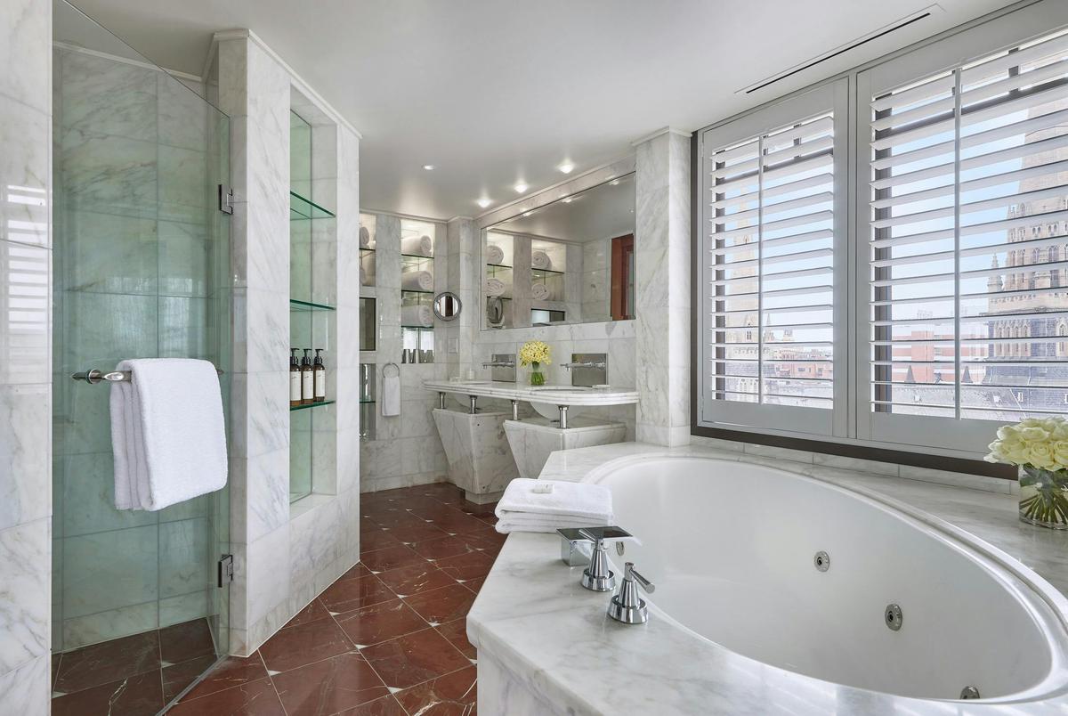 Diplomat Suite bathroom